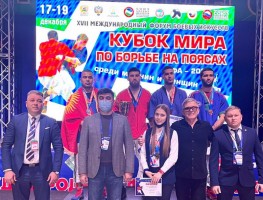 Обладатель Кубка мира 2021 Тамирлан Керефов на победном пьедестале
